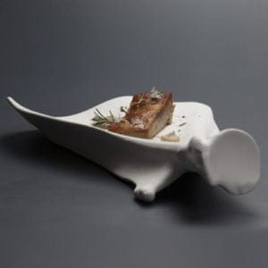 Skuldra - Uppläggningsfat i porslin från 100%chef med kött