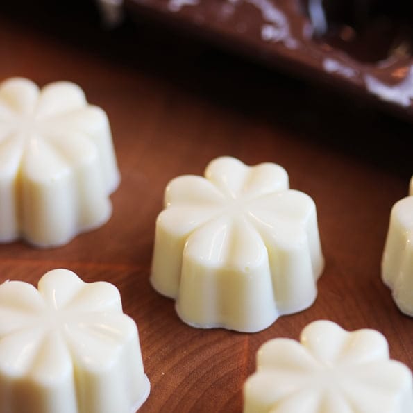 Vit choklad- och pistagepraliner gjorda i silikonform från Silikomart av Johan Heibert Gastronomi för Söders gourmet