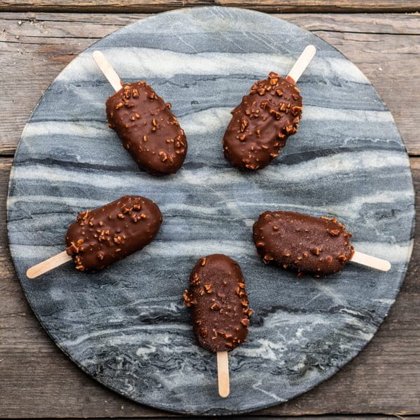 Vegansk glass - Chokladglass doppad i choklad och nötter - Isglass med mango och kokos från Söders gourmet