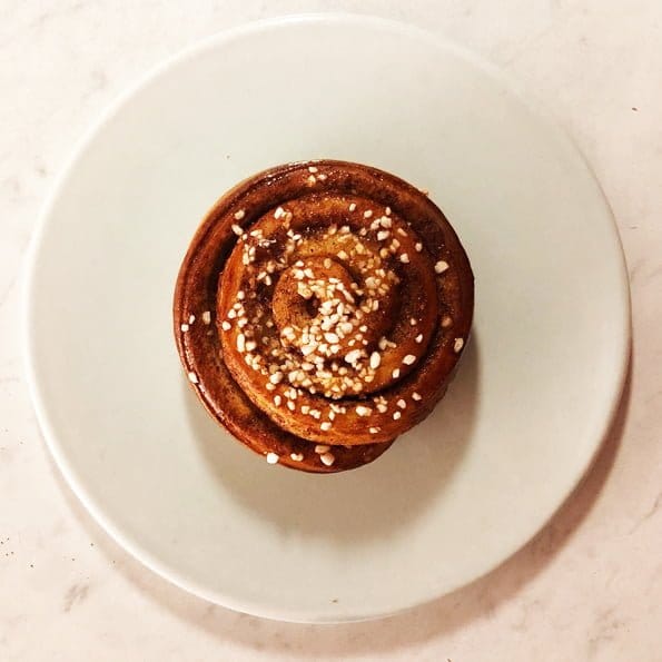 Recept kanelbullar färdig bulle på tallrik - Söders gourmet