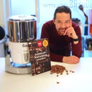 Gustaf Mabrouk – From Bean To Bar Starter Kit - Chokladmakarens handbok - fermenterade och torkade kakaobönor - Melangeur – Conch är en ”Twin Stone Wet Grinder”