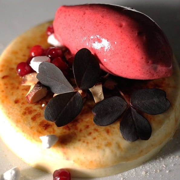 Här kommer ett recept skrivet som dessert i vår trerättersmeny för alla hjärtans dag. Crème Brûlée med lingonsorbet och mandel. recept av johan heibert gastronomi för söders gourmet med pacojet, silikomart professional och bosch