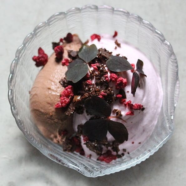 vegansk Chokladglass med hallonskum och rostad vit choklad johan heibert gastronomi söders gourmet i glastallrik