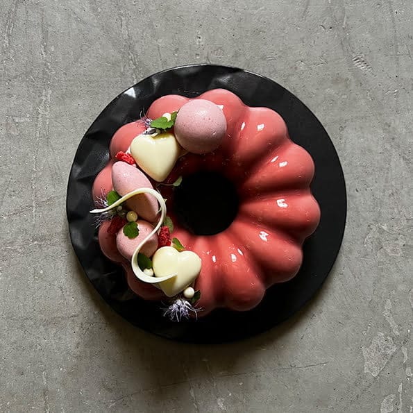 Morsdagstårta med JorDgubbar, rabarber och mandel för 4-6 personer Johan Heibert Gastronomi Söders gourmet Silikomart professional Rational Bosch werners gourmetservice