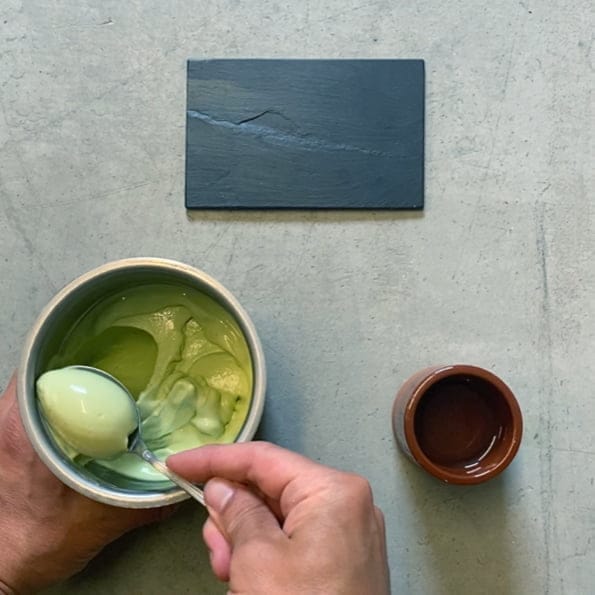 Granbarrsglass är ett underbart sätt att fånga skogens smak i en glass