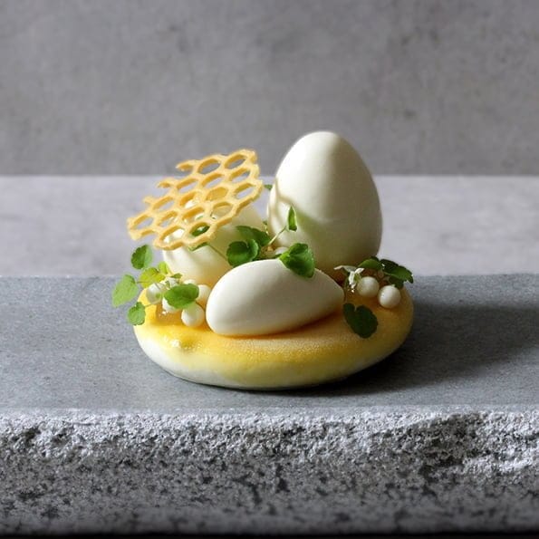 Påskdessert med mango, vit choklad, kokos och bergamott av Johan Heibert Gastronomi för Söders gourmet men hjälp av maskiner och utrustning från Silikomart Professional, Robot-coupe och Rational