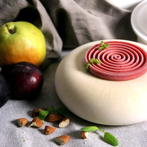 Päron- & Plommontårta med mandel och vanilj recept av Johan Heibert Gastronomi med hjälp av silikonformar från Silikomart professional för Söders gourmet