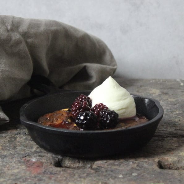 Saffranspannkaka med vispad vit choklad pannacotta och kryddiga björnbär. av johan heibert gastronomi med silikomart professional, söders gourmet och rational