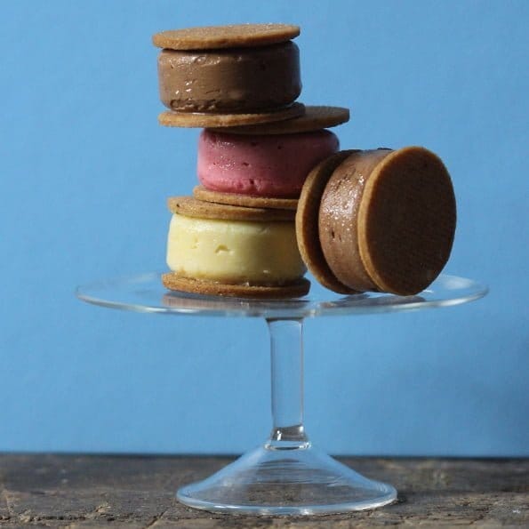 spröda mandelkakor med smörkräm En kaka med 3 olika smaksättningar på smörkräm. En med hjortron, en med hallon och en med choklad. recept av johan heibert gastronomi med utrustning av silikomart professional, robot coupe från Söders gourmet