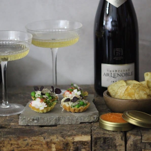 Vi tipsar här om 3 kanapéer som passar utmärkt till ett glas champagne, recept anpassade för ca två personer Kalixlöjrom med smetana, gräslök och potatischips Tartelett med currymajonnäs, eldade ärtor, Wrångebäcksost och mandel Tartelett med yuzu, kungskrabba och koriander