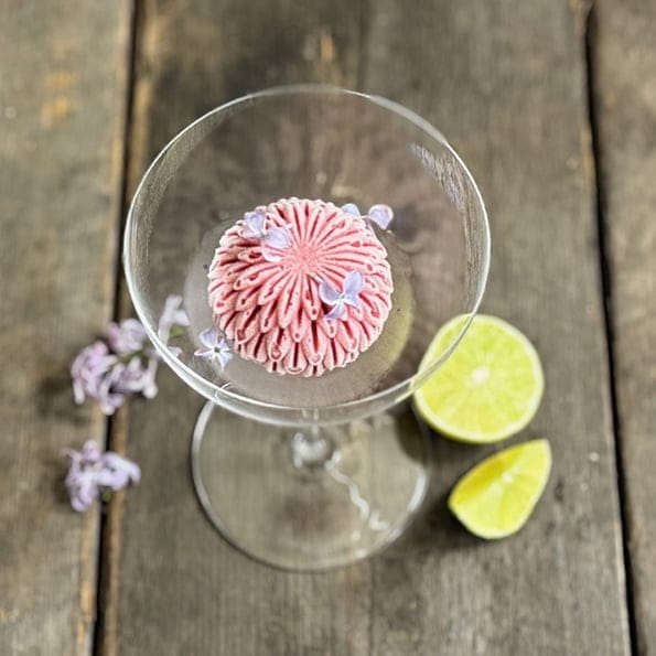 Frozen Rhubarb Daiquiri eller en rabarbersorbet med rom i. En perfekt sommardrink för en solig kväll ute tillsammans med vänner