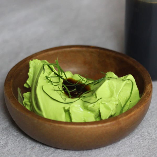 Glass på björkblad med björksirap