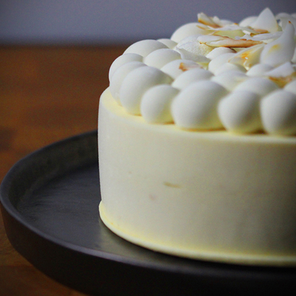 Moussetårta med passionsfrukt, vit choklad och kokos. en enkel med ändå exklusiv moussetårta för festmiddagens slut!