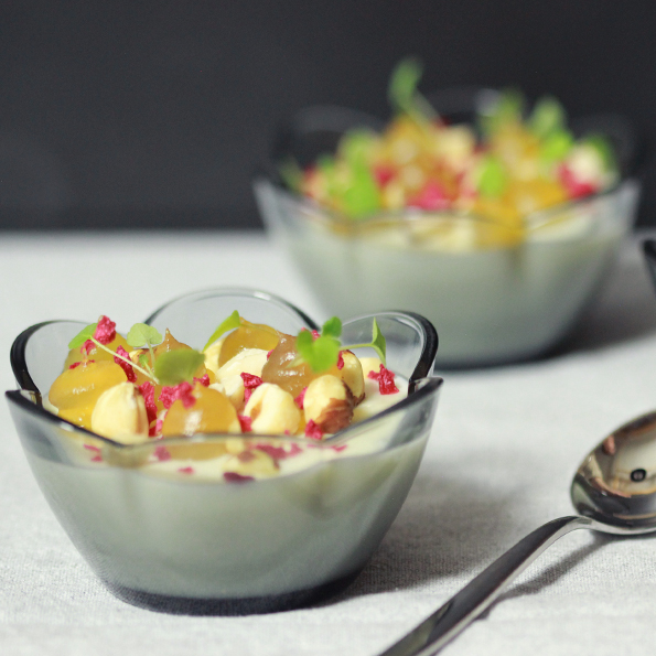 Fjällfilspannacotta med kvittencurd, honungsgelé och rostade hasselnötter En god och enkel dessert med svenska smaker och ingredienser som går att förbereda dagen innan!